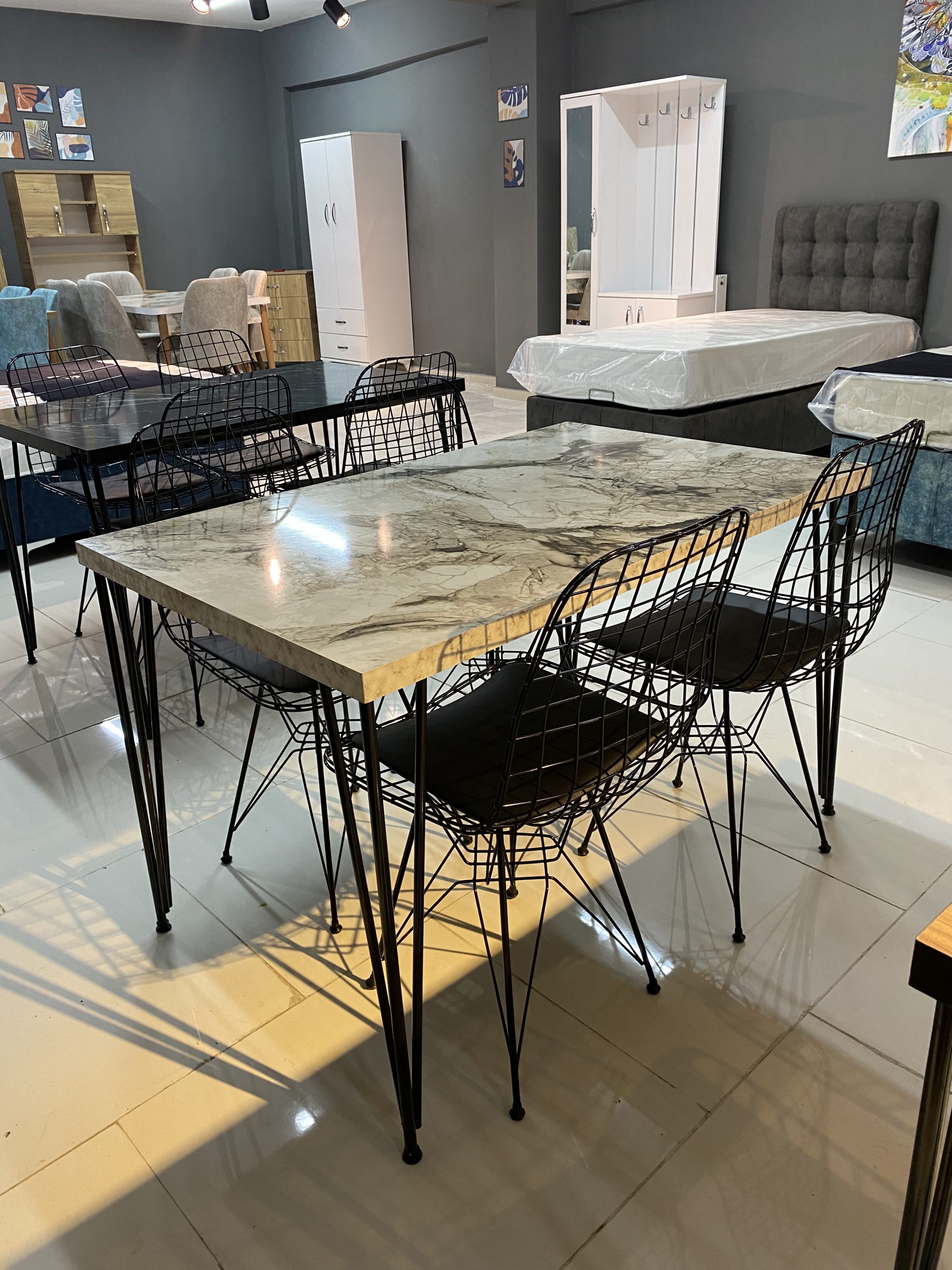 Beyaz Mermer Desenli Sabit Masa Takımı