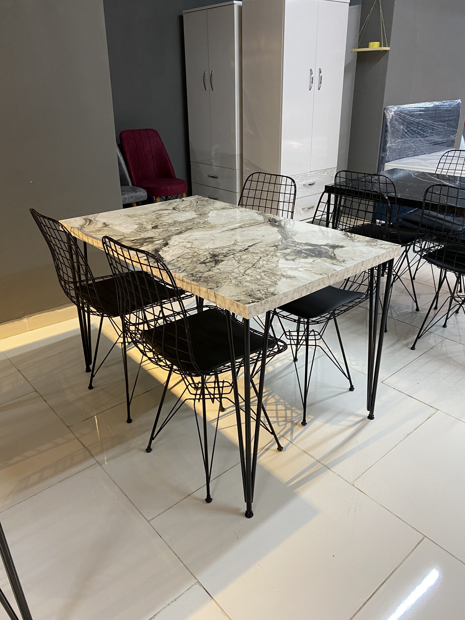 Beyaz Mermer Desenli Sabit Masa Takımı