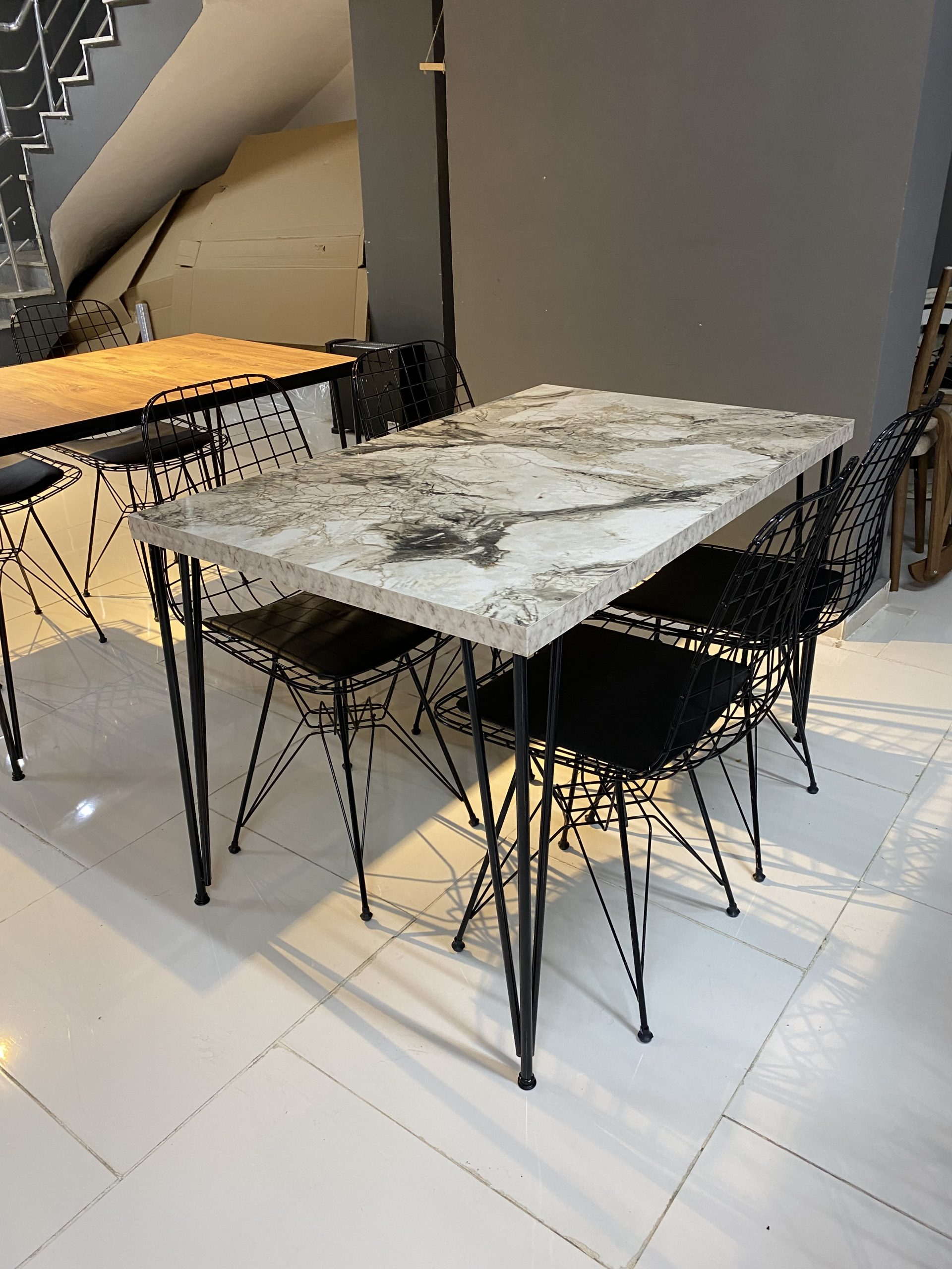 Beyaz Mermer Desenli Sabit Masa Takımı