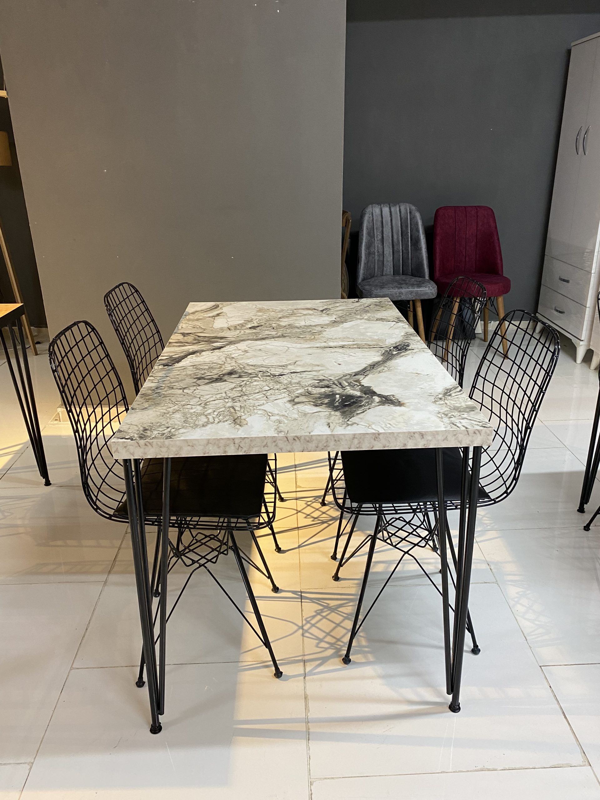 Beyaz Mermer Desenli Sabit Masa Takımı